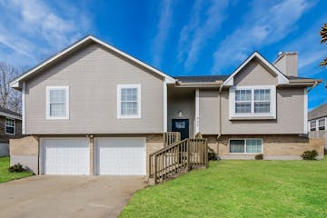 902 S W FOXTAIL DR GRAIN VALLEY, MO 64029